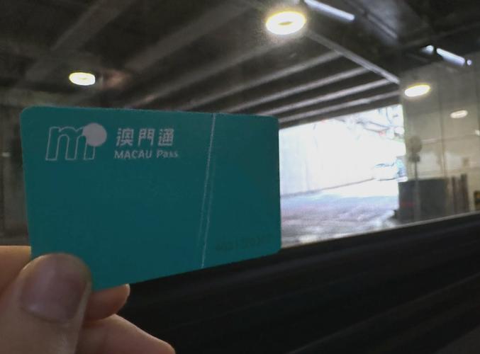 2025年新澳门天天开彩大全和公交站椅子仅手机高与公交站台椅子